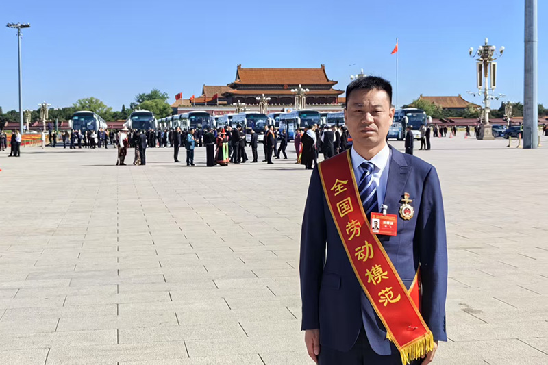 中国水电十四局职工程飞荣获“全国劳动模范”称号。