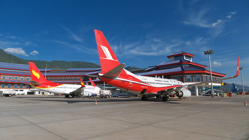 【1】丽江机场航班络绎不绝。丽江区域机场管理分公司供图