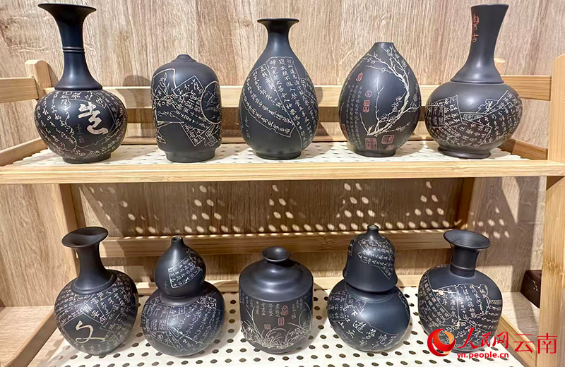 现场展出的陶壶形态各异。人民网记者 徐前摄