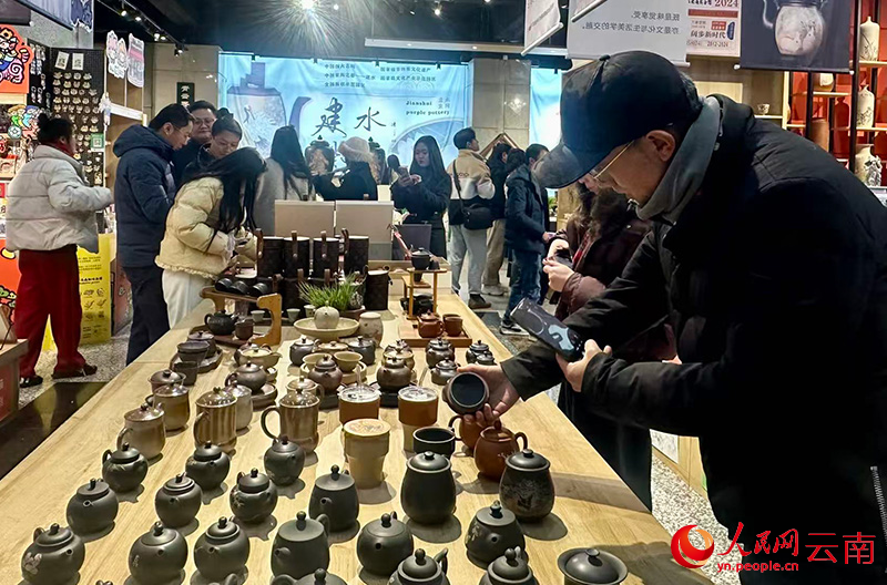 展览引得观众纷纷“围观”。人民网记者 徐前摄