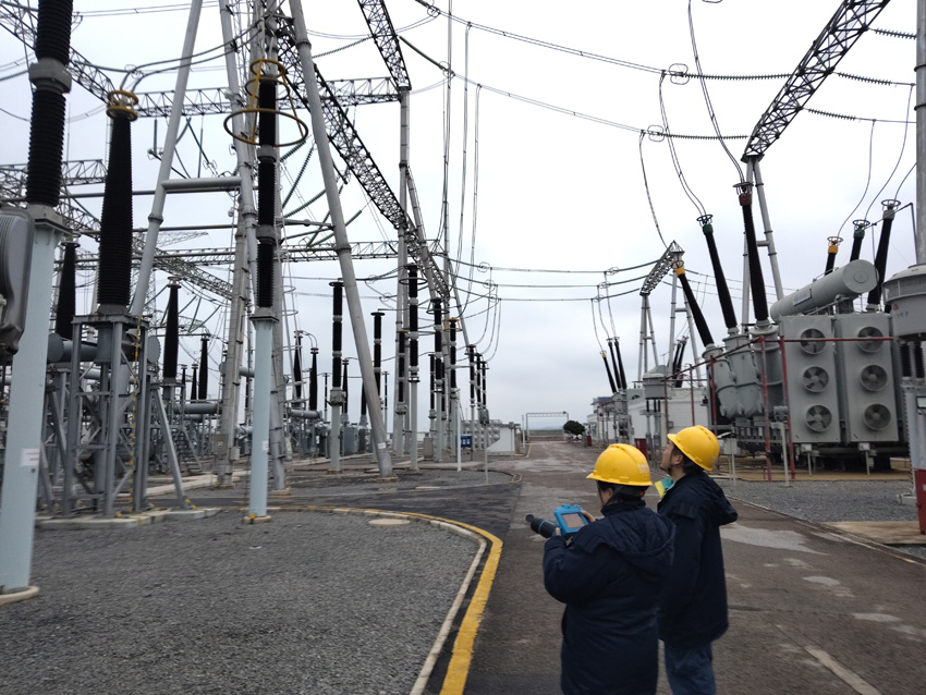 1月6日,為應對寒潮,曲靖供電局變電運行一所馬龍巡維中心在500千伏龍海變電站開展迎峰度冬特巡特維工作。陳家潤攝