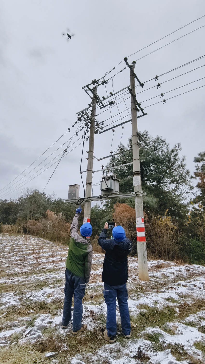 1月6日,受寒潮影響,雲南省曲靖市會澤縣迎來強降溫天氣。曲靖會澤供電局大井供電所組織工作人員開展10千伏裡可線路特巡,確保線路供電正常。徐鐸攝