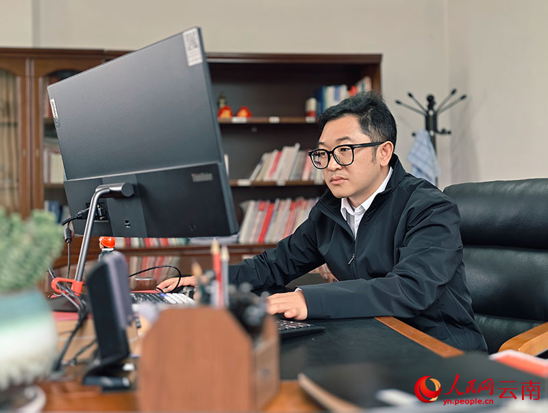 【1】走上管理岗位的曹喜金每天仍不忘学习专业知识。人民网-尹馨摄