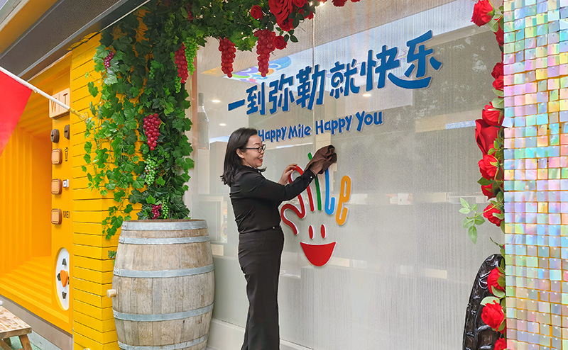 殷光丽店外精心布设的“打卡墙”。张红摄