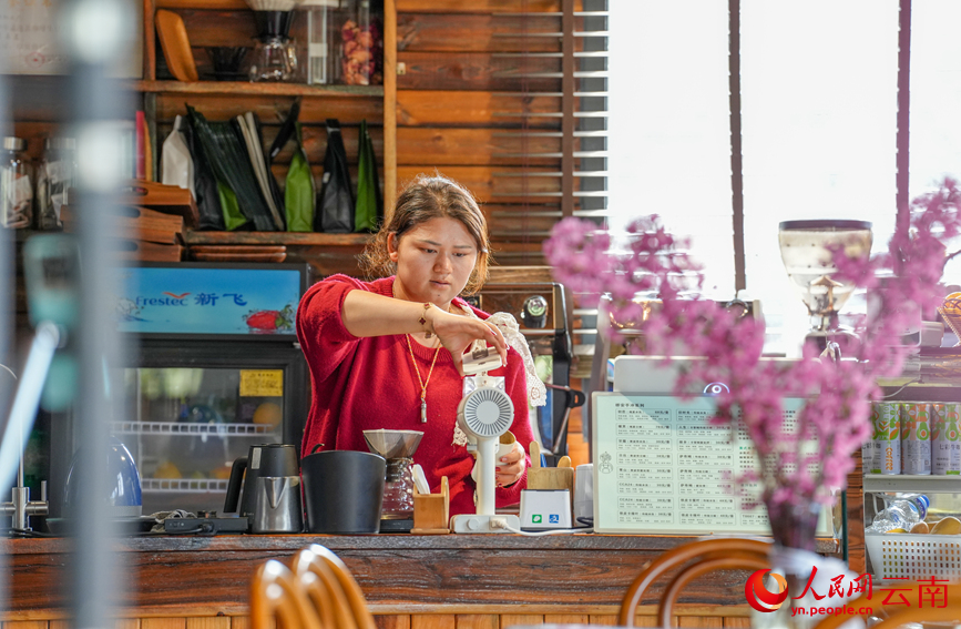 孟連橋安咖啡庄園內，一位咖啡師正在沖泡咖啡。人民網記者 虎遵會攝