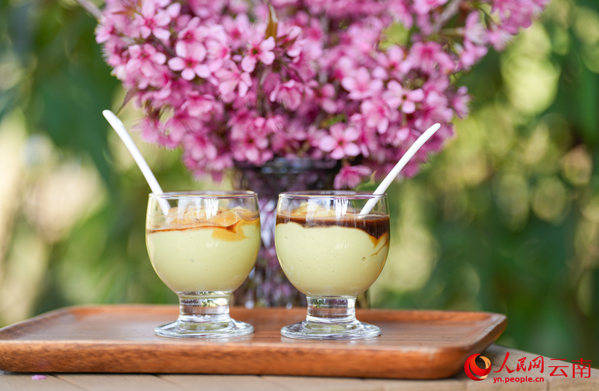 用孟连咖啡和牛油果制作的饮品。人民网记者 虎遵会摄