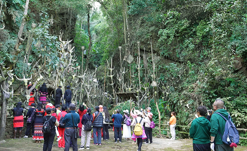 游客在游龙潭看民俗演示。