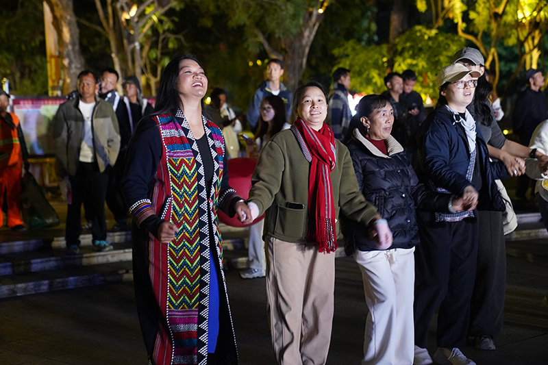 游客在蹦佤迪、跳圈圈舞。