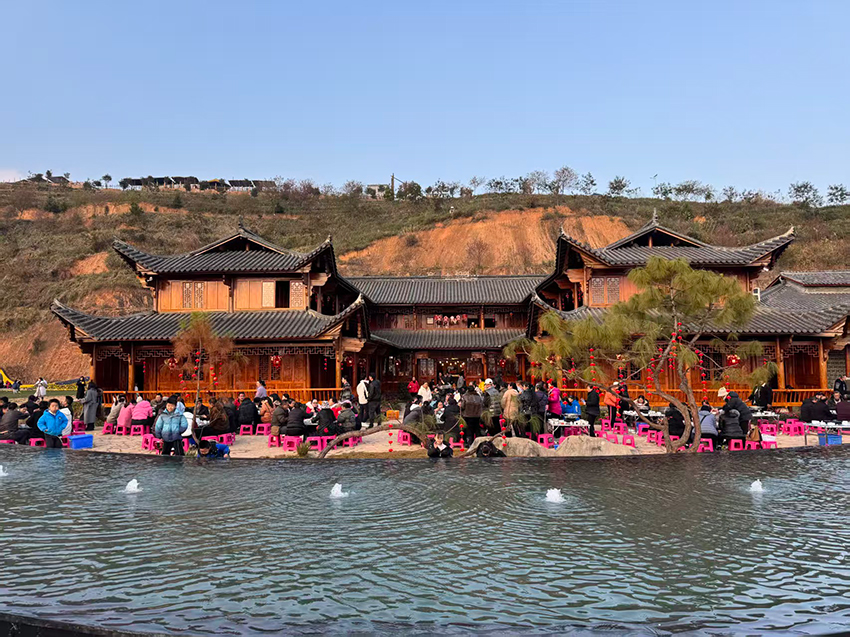 圖為群眾體驗壯鄉殺豬飯民俗。劉曉泉攝