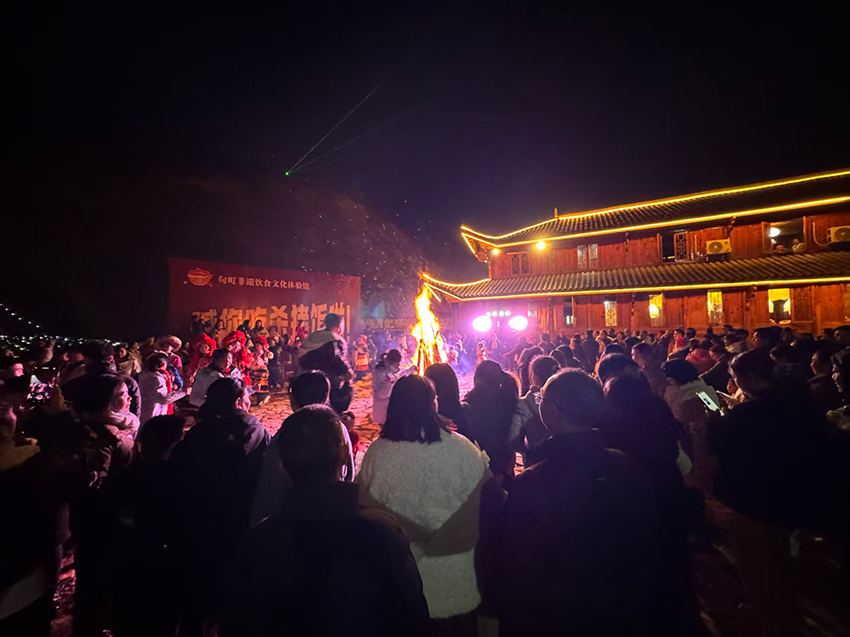 群眾沉浸式參與民族歌舞表演、篝火晚會等特色項目。劉曉泉攝