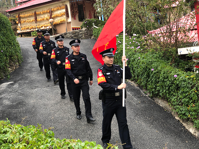 【1】沧源县“佤山前哨”巡逻小分队在班洪乡下班坝景区开展巡逻。临沧市政法委供图