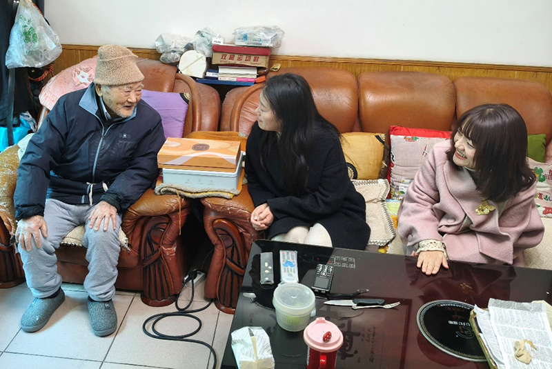 社区工作人员上门看望辖区老年人。新霖社区供图