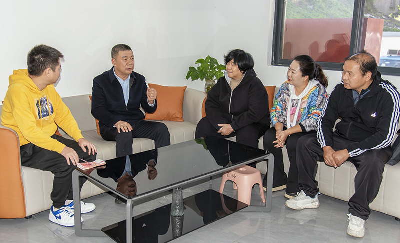 人大代表帮助崇文社区解决困难答复现场-李梦君摄-2025年12月19日