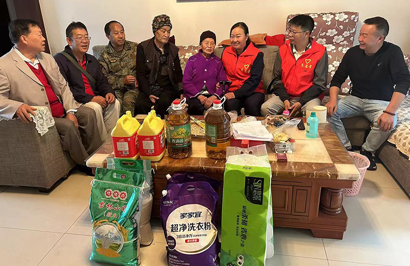 慰问高龄老人。