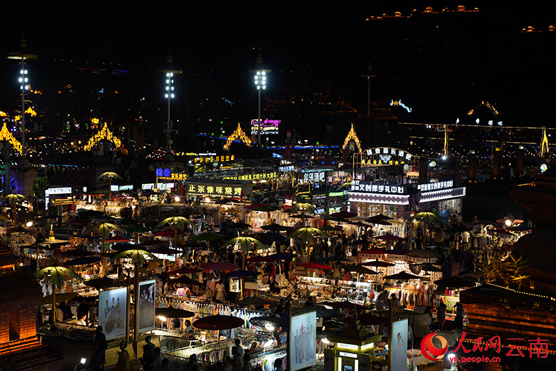 云南西双版纳,告庄西双景核心区域的星光夜市里有5000多家小商铺。人民网记者 蔡树菁摄