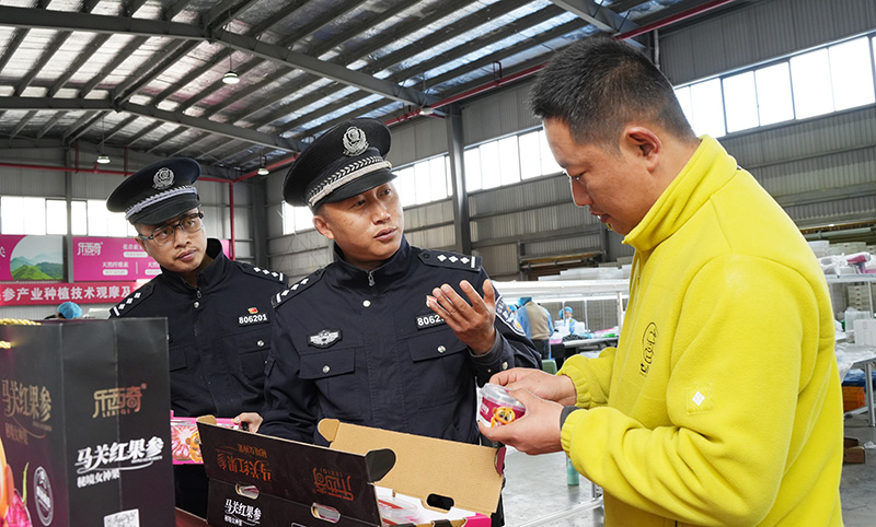 民警到红果参种植基地开展普法宣传。