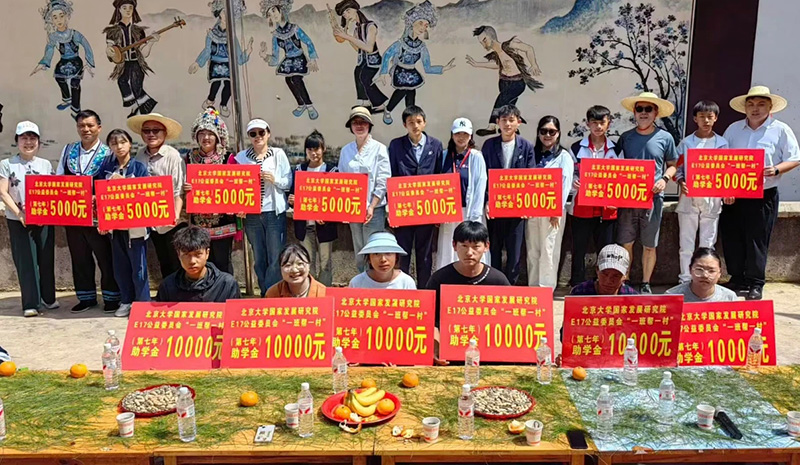 E17班学员与学生合影。杨婕摄