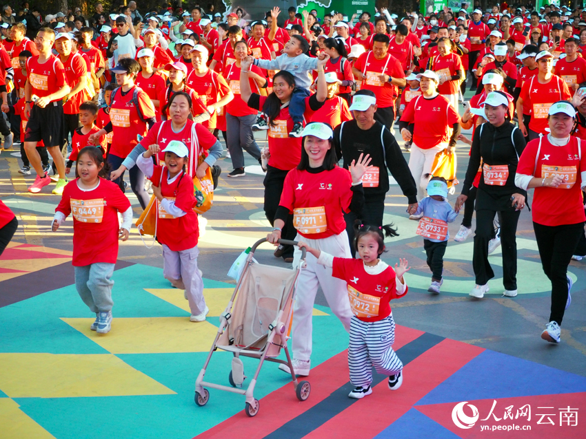 思茅區2026全民健身歡樂跑跑者笑容滿面。人民網 王嫻攝