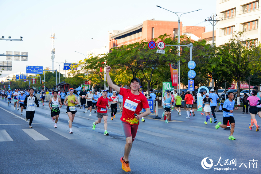 2026普洱思茅馬拉鬆跑者。人民網 王嫻攝
