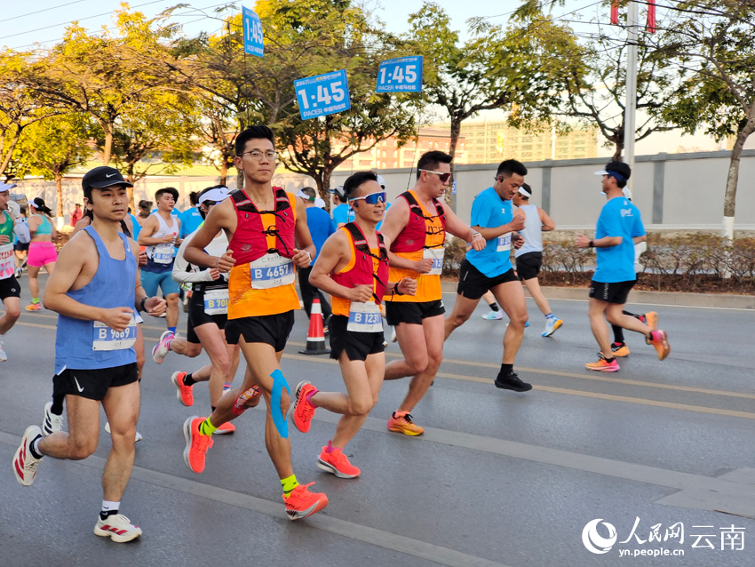 2026普洱思茅馬拉鬆配速員。人民網 王嫻攝