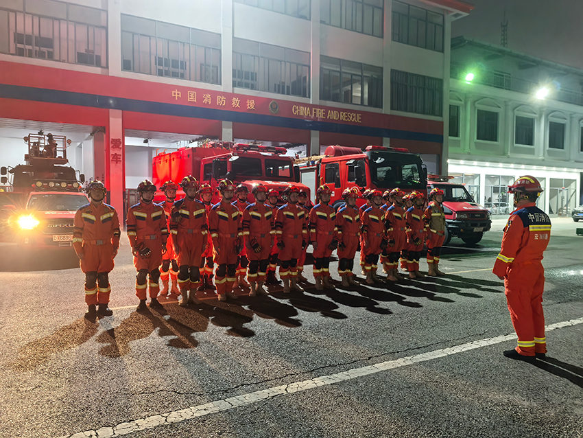 云南巧家发生5.1级地震，消防集结赶赴震中。昭通市消防救援支队供图