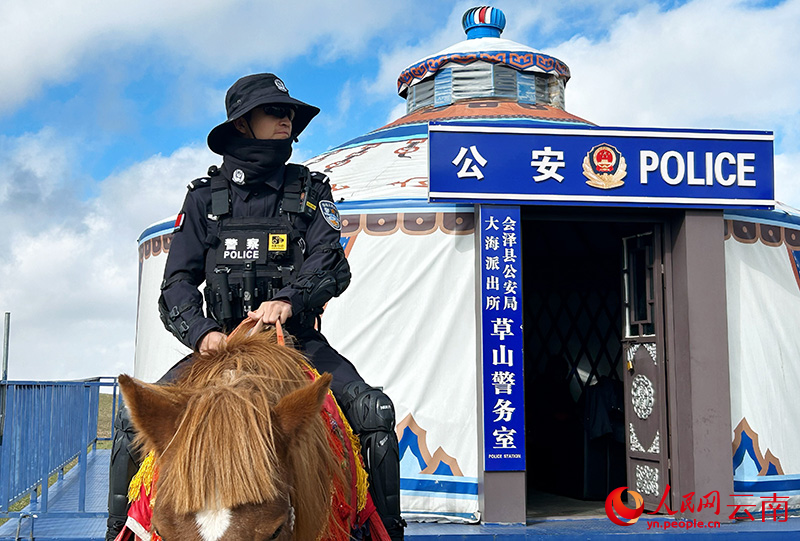 大海草山景区骑警。人民网记者 刘怡摄