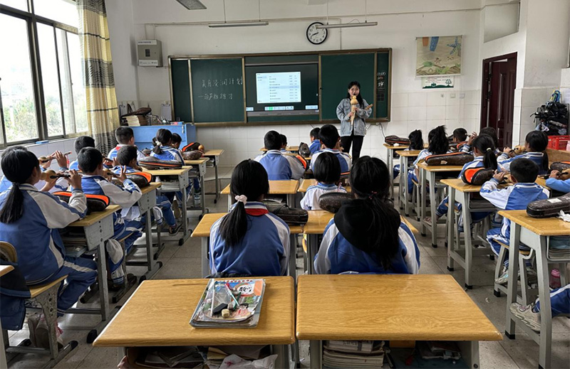 支教学生进行葫芦丝演奏教学。