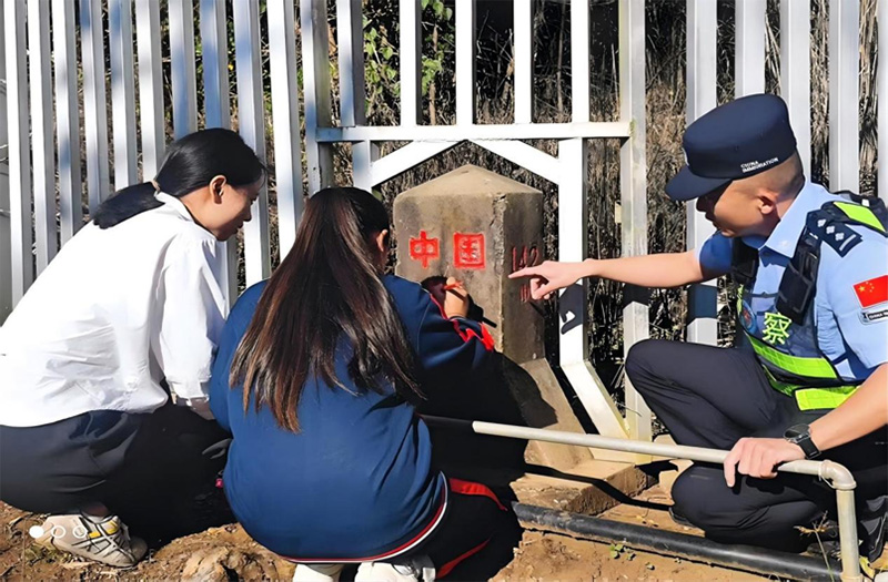 耿马县孟定镇河外完小师生为界碑描红。
