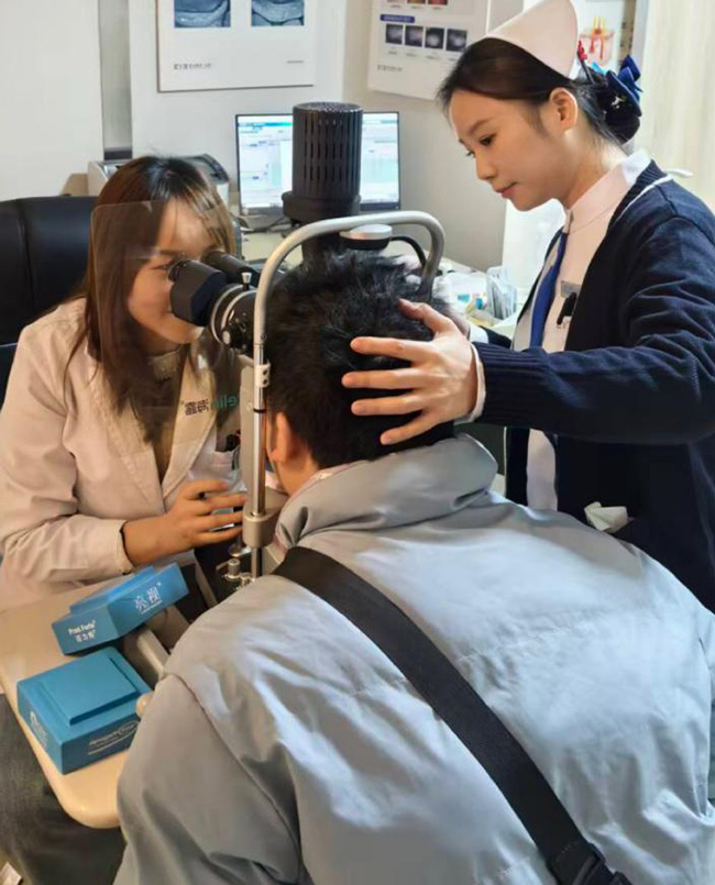 医生为雷全做检查。