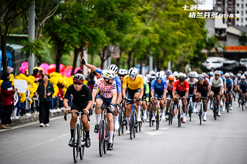 2025七彩雲南格蘭芬多自行車節普洱思茅站，選手騎行穿越普洱思茅中心城區