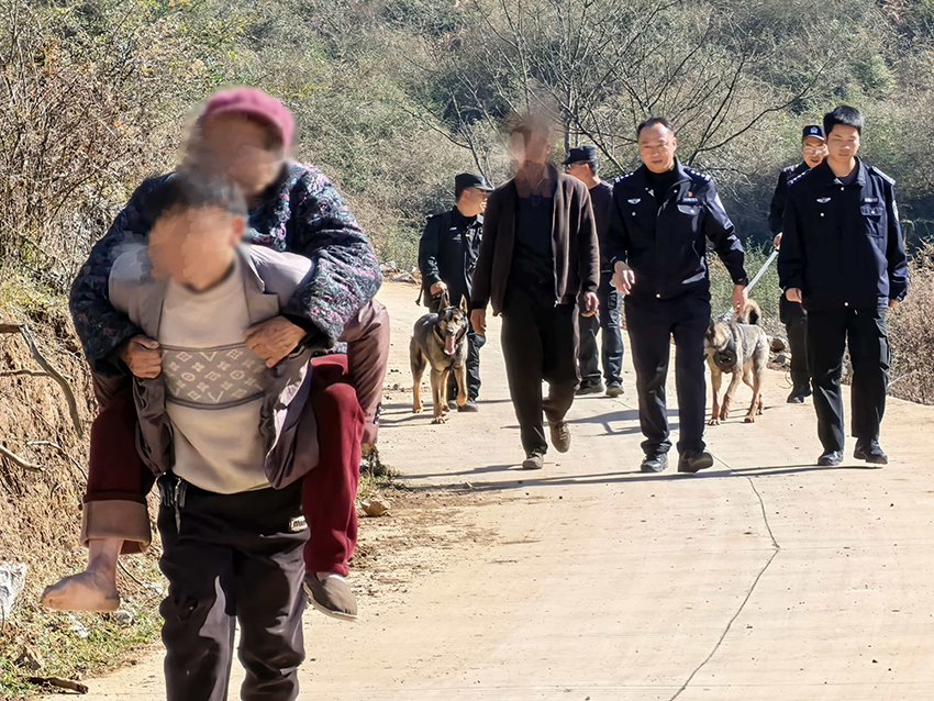 【4】被找到后,老人無大礙,被送回家中。曲靖市公安局供圖
