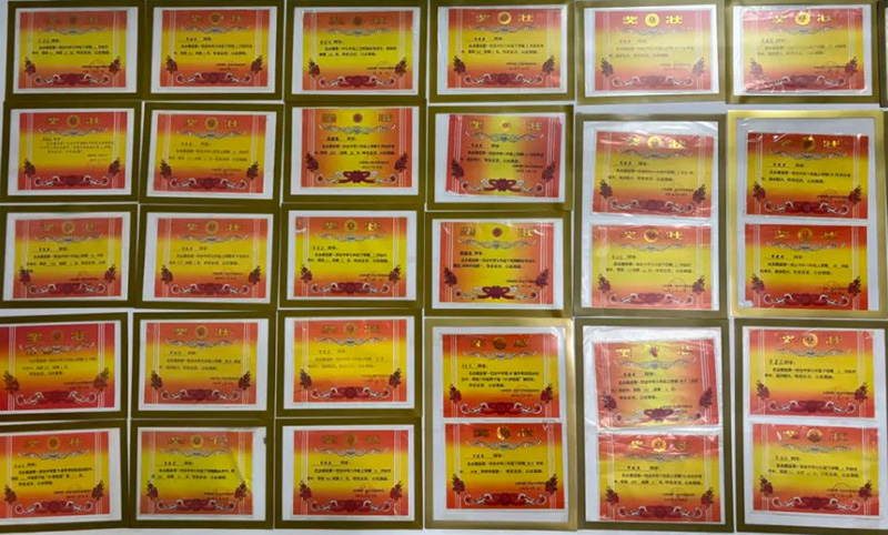 张任美为儿子打造的“荣誉墙”。