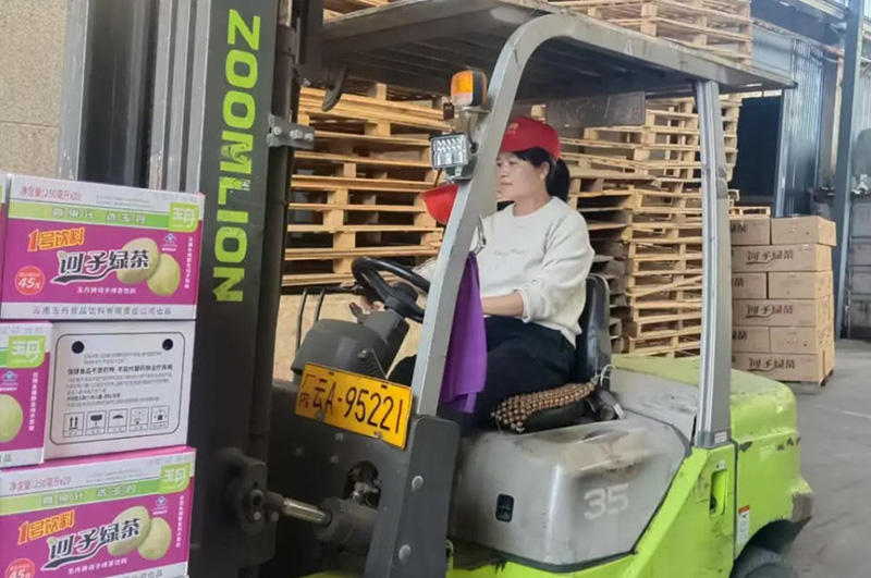 张任美正在操作叉车。