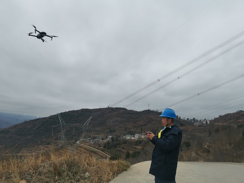 1月20日，昭通供电局输电管理所工作人员运用无人机对500千伏铜永甲及多乐永丰I回线进行杆塔及基础特巡。林平摄