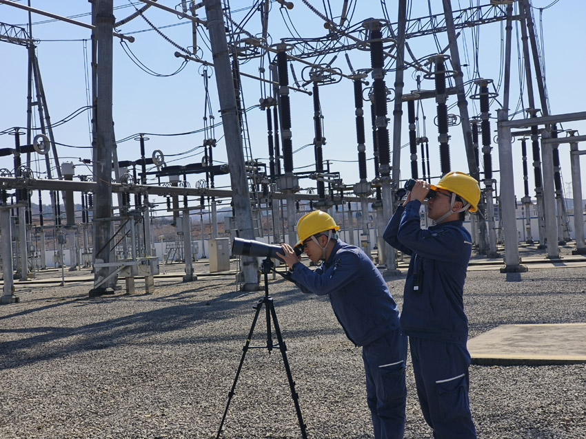 1月20日，昭通供电局永丰巡维中心工作人员运用望远镜和观鸟镜对500千伏永丰变电站进行震后特巡。汪啟云摄