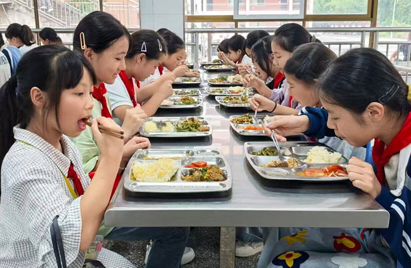 学生们正在用餐。