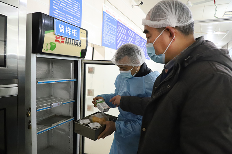 2026年1月19日-水富市第二中学后勤副校长对留样柜的留样食物进行检查-宋春燕摄