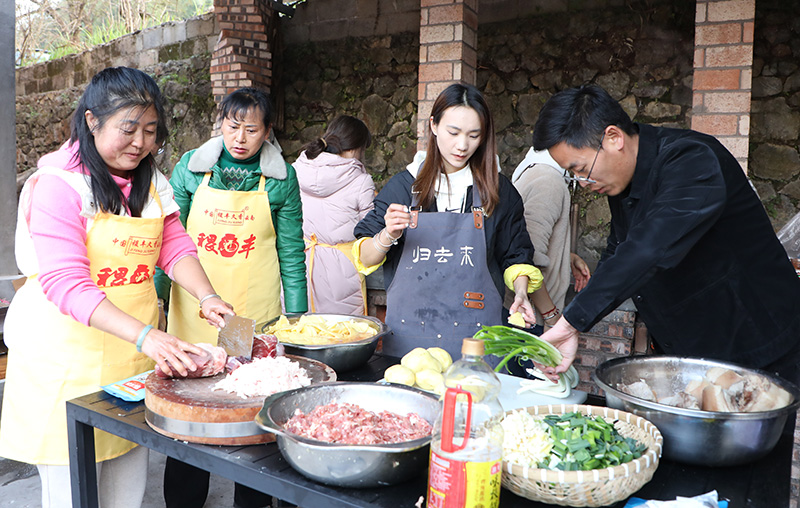游客在下宜卡村自己动手烹饪美食。
