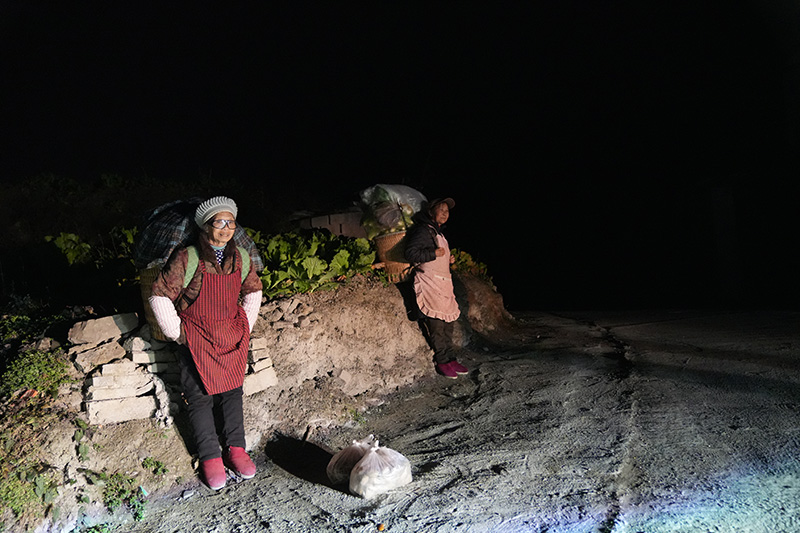 菜农在站点候车。