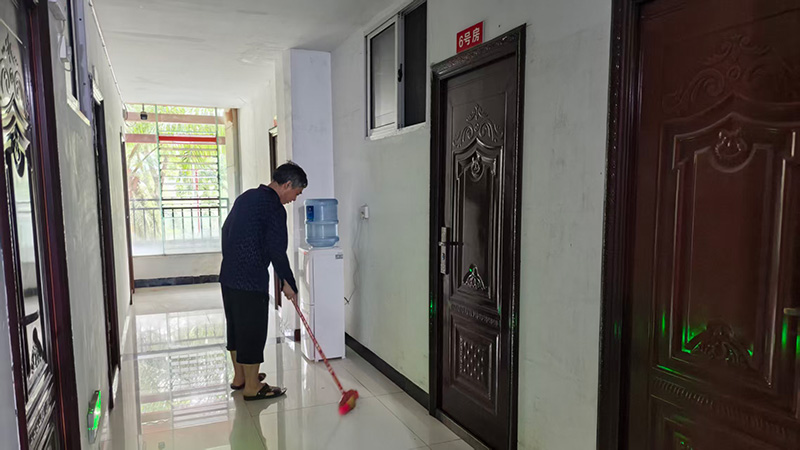 江福进打扫宾馆的卫生。谢轶摄