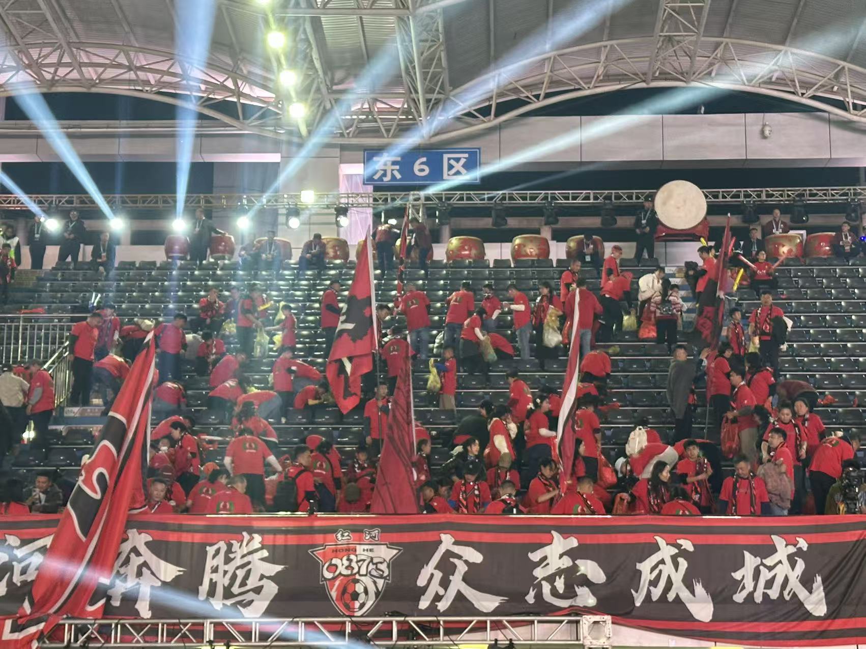 比赛结束球迷清理垃圾 曾于玲摄2026年1月24日