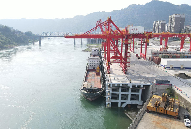 立体交通织密成网，山乡坦途连内外。