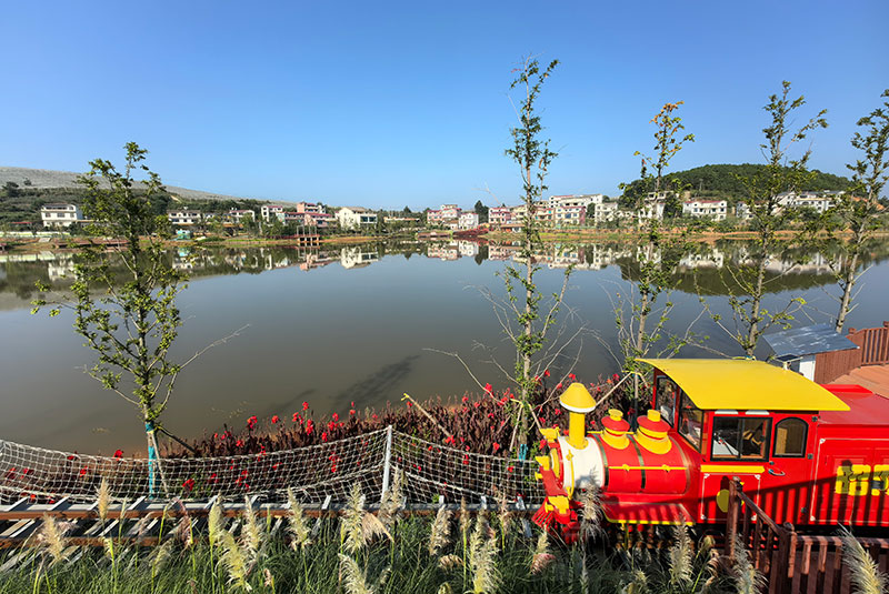 乡村振兴步履坚实，就业增收底气足。