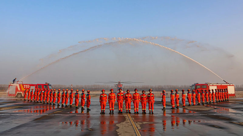 华中区域应急救援中心以航空界最高礼仪“水门礼”热烈欢迎机组(华中区域救援中心供图)