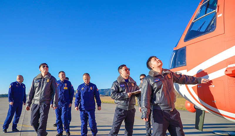 靠前驻防机组出发前正在检查接收直升机。骆银文摄