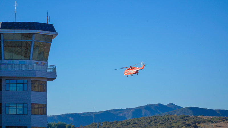 靠前驻防机组起飞出发。骆银文摄