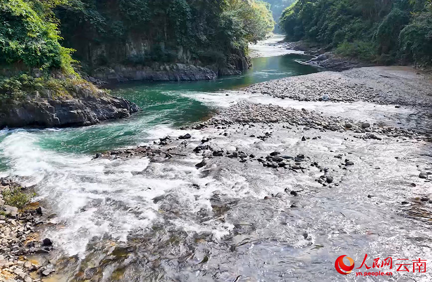 渣嗎河水清澈見底。馬冬師攝