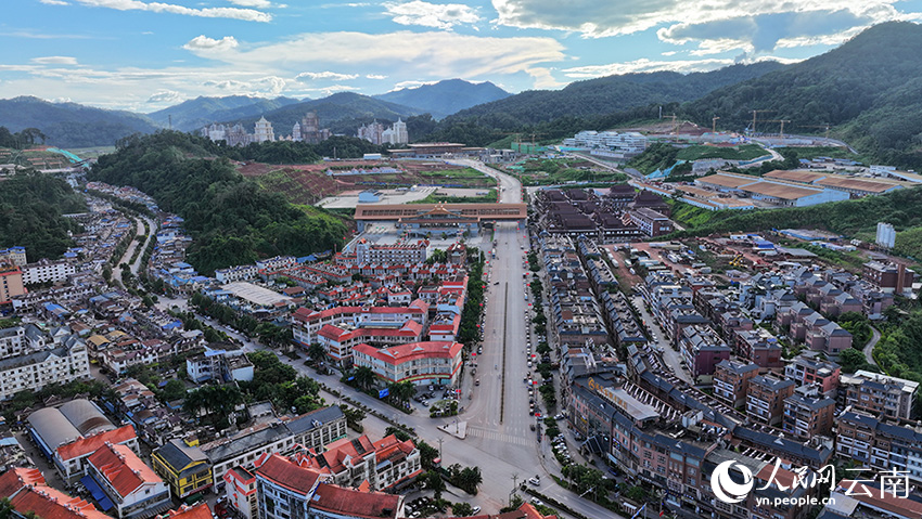 远眺中国老挝磨憨—磨丁经济合作区国际商贸服务区。刘加文摄