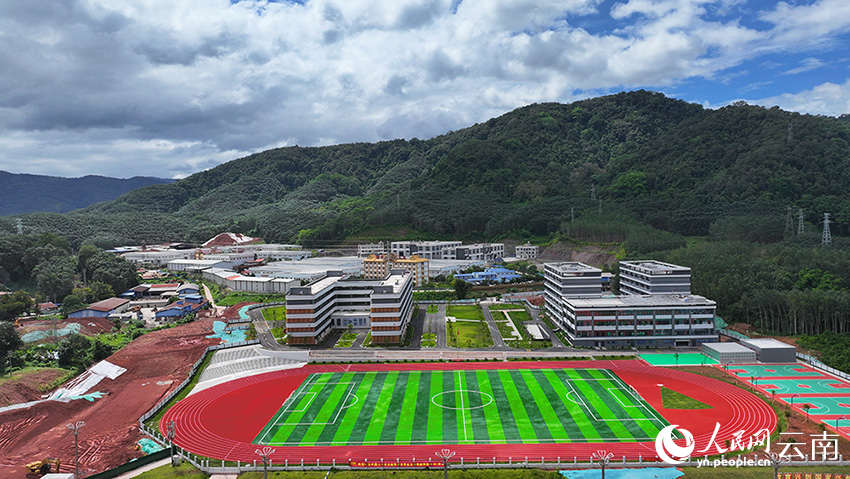 中国老挝磨憨—磨丁经济合作区第一中学。刘加文摄