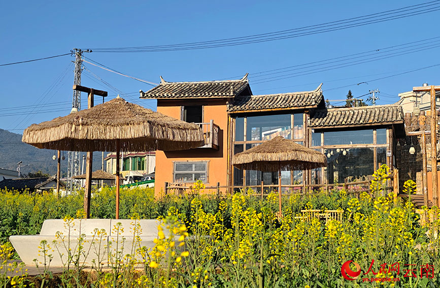 油菜花田中的民宿。人民网 尹馨摄